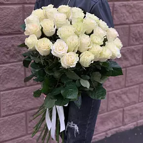 Букет из 25 белых роз 80см (Эквадор)